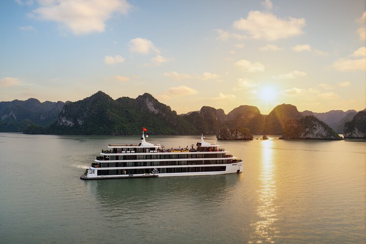 L’amour Cruise 2-Day 1-Night Ha Long Bay Scenic Luxury Tour