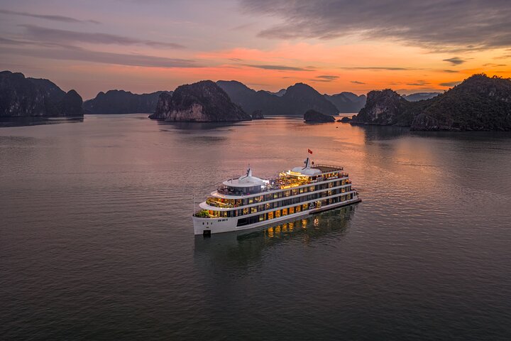 L’amour Cruise 2-Day 1-Night Ha Long Bay Scenic Luxury Tour