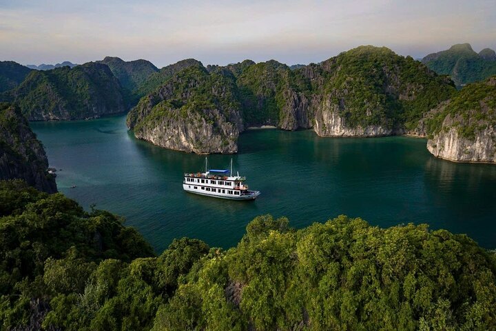 LAN HA BAY OVERNIGHT CRUISE (Less Tourist Area, Meals+Bike+Kayak)