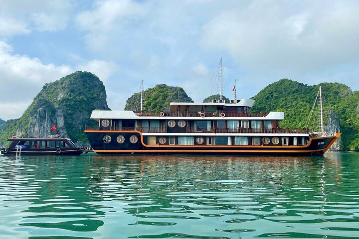 LAN HA BAY OVERNIGHT CRUISE (Less Tourist Area, Meals+Bike+Kayak)