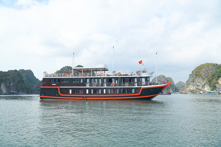 LAN HA BAY OVERNIGHT CRUISE (Less Tourist Area, Meals+Bike+Kayak)