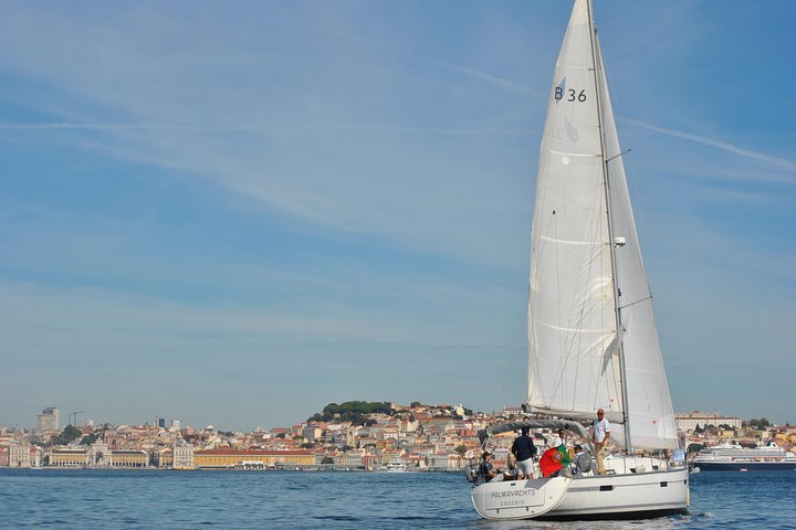 Lisbon Old town Sailng Cruise- 2h Small Group Tour, with a drink included