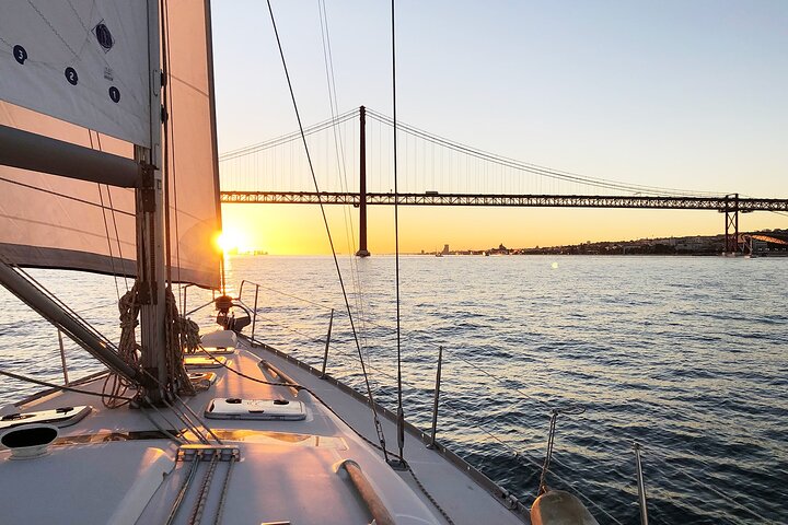 Lisbon: Private Sailing Tour Along the Tagus River