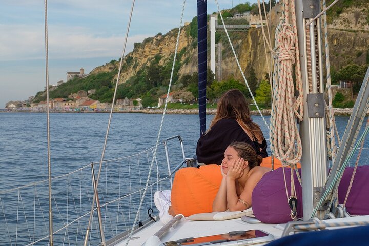 Lisbon: Private Sailing Tour Along the Tagus River