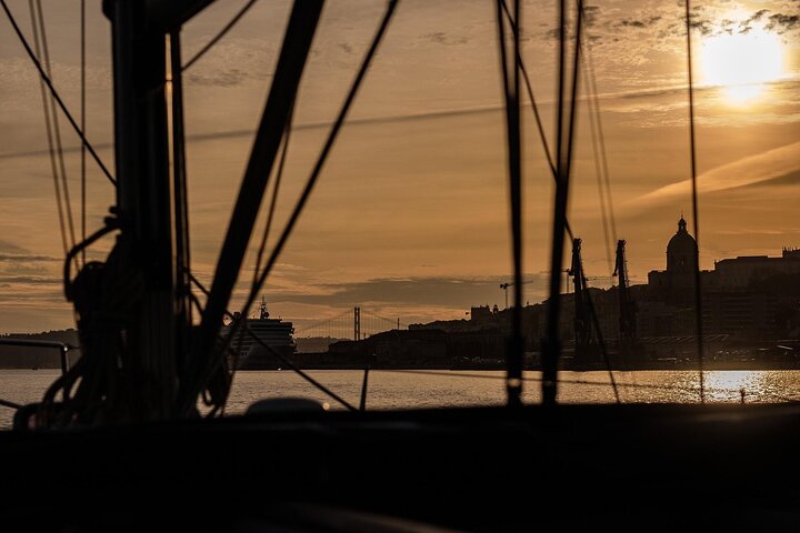 Lisbon: Private Sailing Tour Along the Tagus River