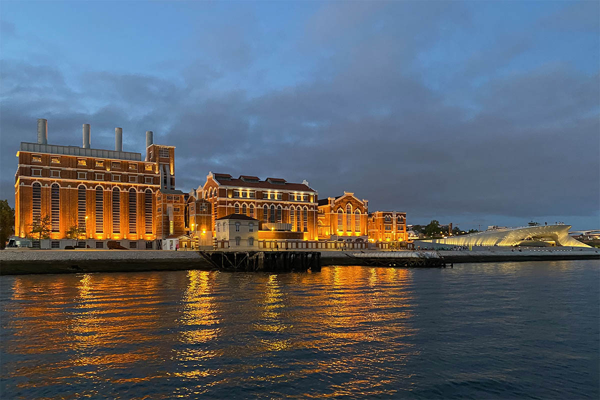 Lisbon: Private Sunset Sailing Tour