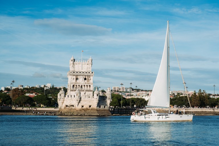 Lisbon Romantic Private 2h Cruise with sparkling wine