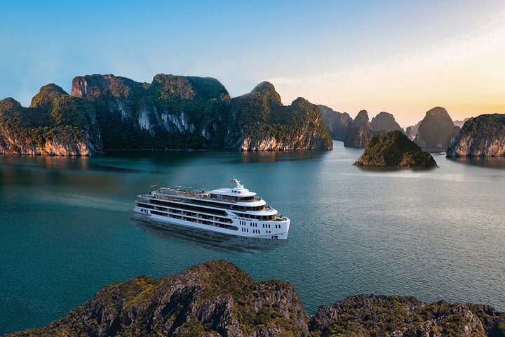 Luna Cruise: Top 5-Star Luxury Day Cruise from Port in Halong Bay