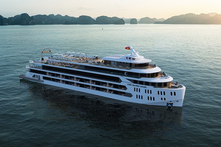 Luna Cruise: Top 5-Star Luxury Day Cruise from Port in Halong Bay