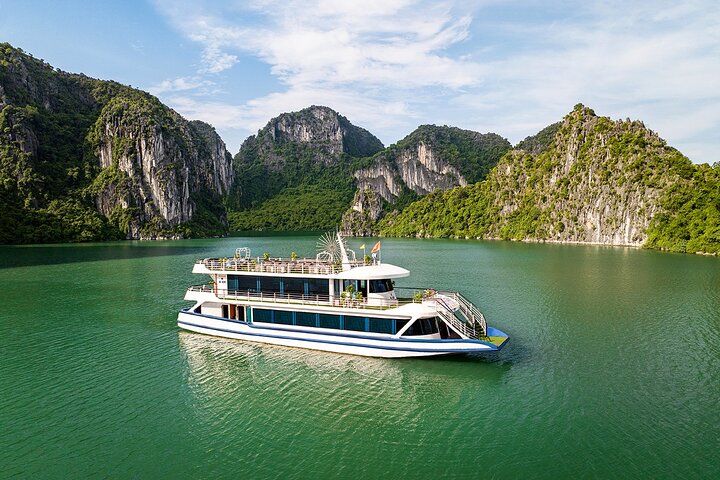 New 5-Star Apollo Cruise to Halong Bay from Hanoi with Buffet