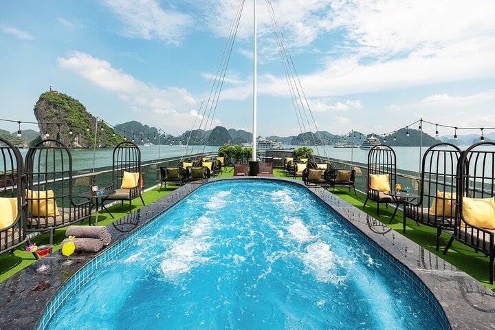 Luxury 5-Star Maia Star Cruise: Local Cuisine, Jacuzzi & Sunset Party