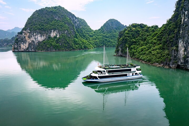 Luxury 5-Star Maia Star Cruise: Local Cuisine, Jacuzzi & Sunset Party