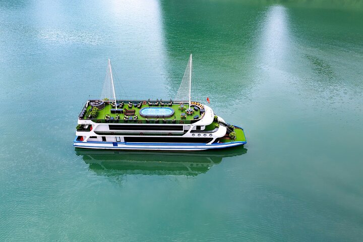 Luxury 5-Star Maia Star Cruise: Local Cuisine, Jacuzzi & Sunset Party