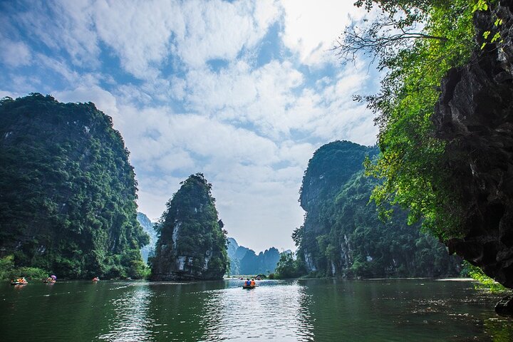 Luxury Bai Dinh Pagoda ,Trang An Boat Trip & Mua Cave 1 Day Trip