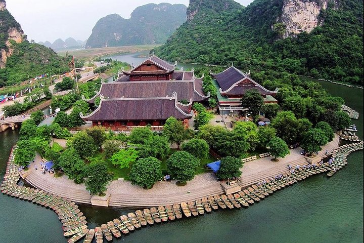 Luxury-Trang-An-Bai-Dinh-Pagoda-Mua-Cave-Full-day-Trip-by-Limousine