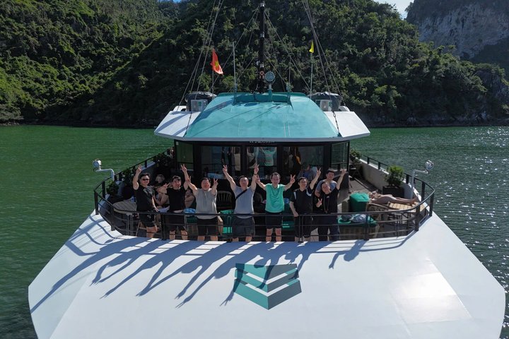 Luxury Catamaran Cruise Tour in Ha Long Bay and Lan Ha Bay