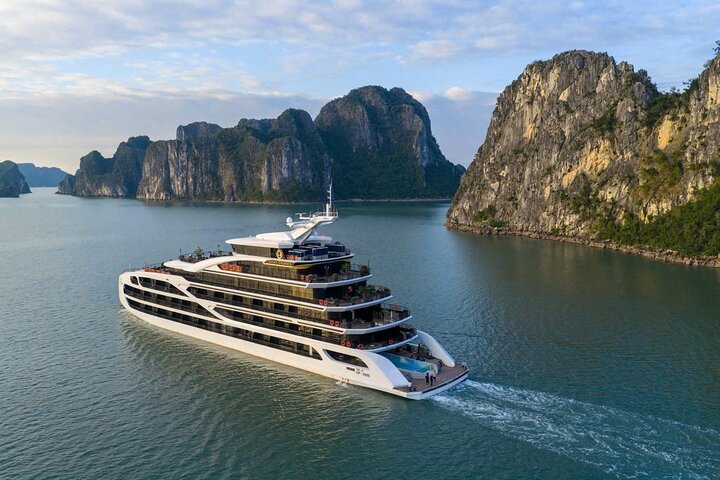 Luxury Diana Cruise in Ha Long & Lan Ha Bay with Private Balcony