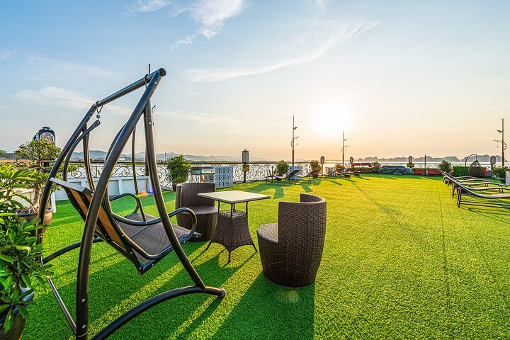 Luxury Halong Bay 2 Days Cruise ( Sung Sot Cave - Titov Island )