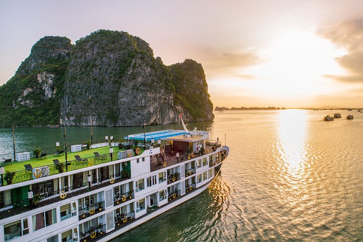 Luxury Halong Bay 2 Days Cruise ( Sung Sot Cave - Titov Island )