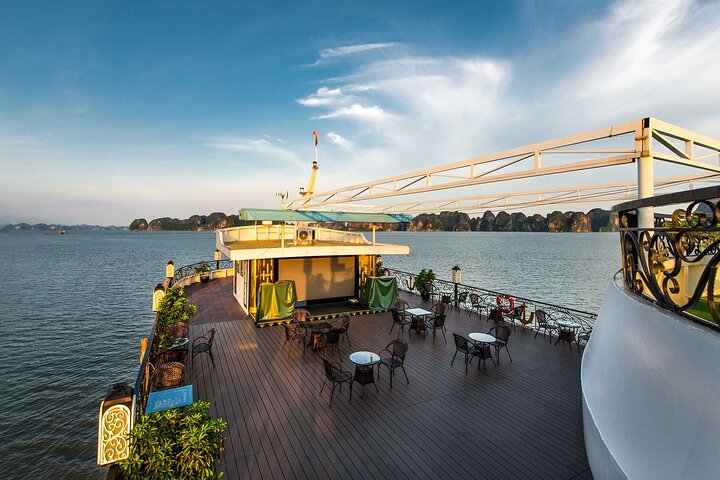 Luxury Halong Bay 2 Days Cruise ( Sung Sot Cave - Titov Island )