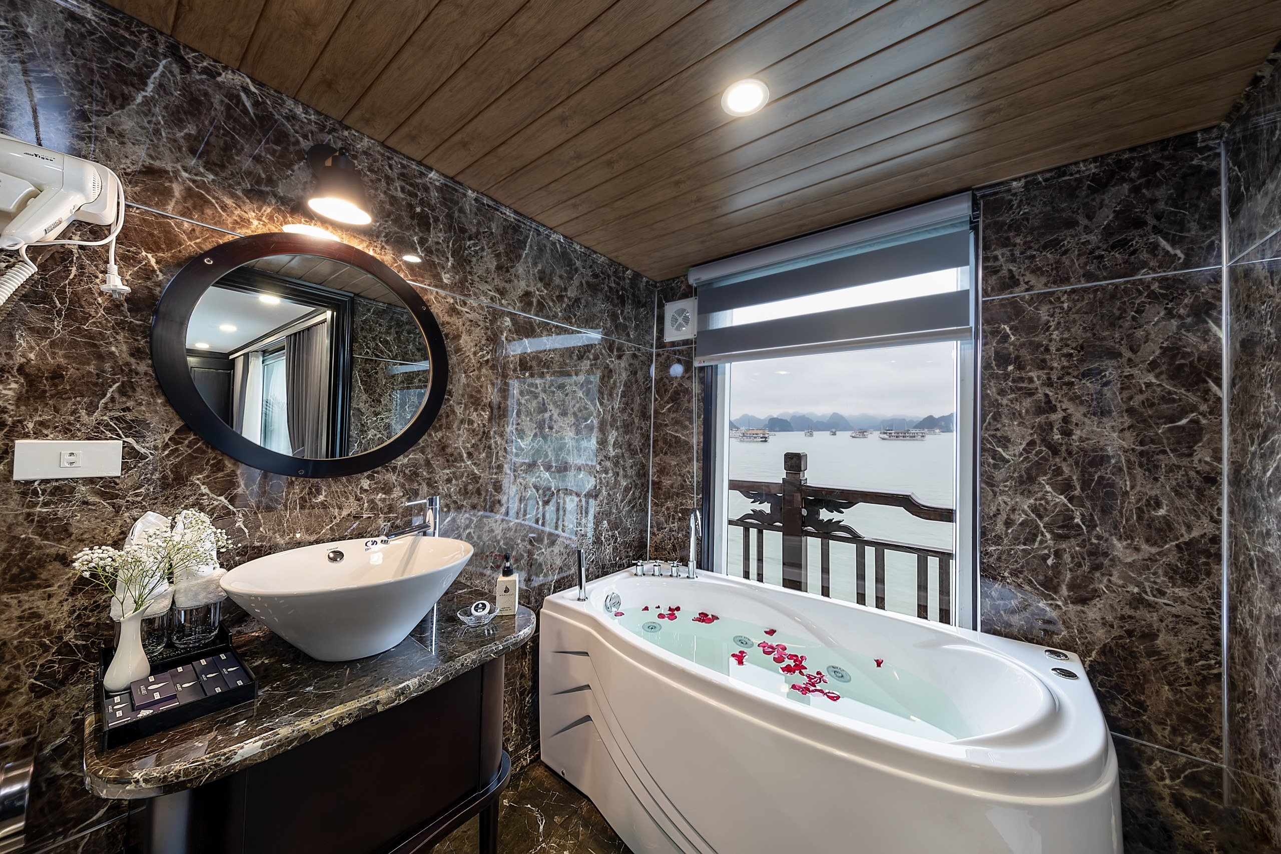 Luxury_Halong_Bay_Cruises-2_Days_1_Night