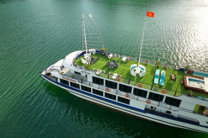 Luxury Halong Day Trip with Limousine Bus Roundtrip By Expressway