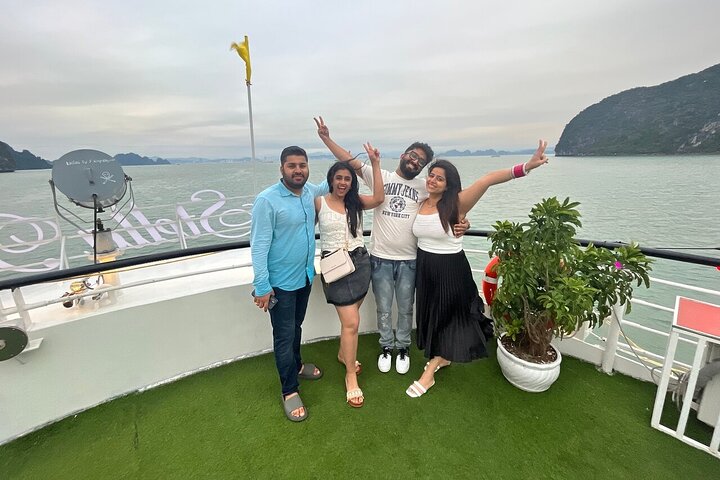 Luxury Halong Day Trip with Limousine Bus Roundtrip By Expressway