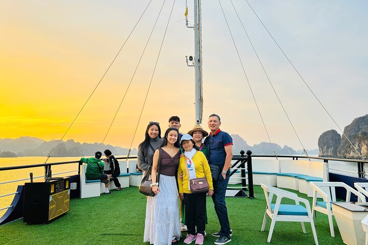 Luxury Halong Day Trip with Limousine Bus Roundtrip By Expressway
