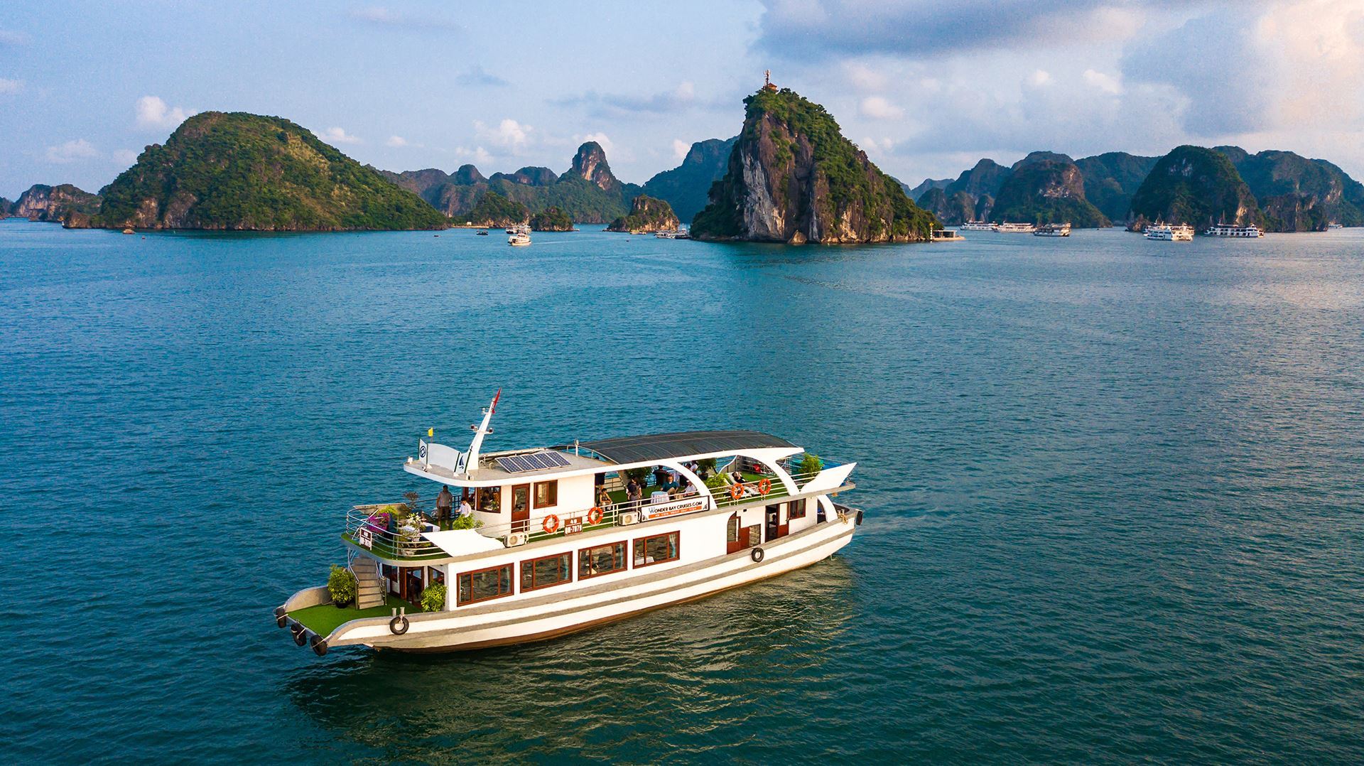 Luxury_One_Day_Tour_to_Halong_Bay