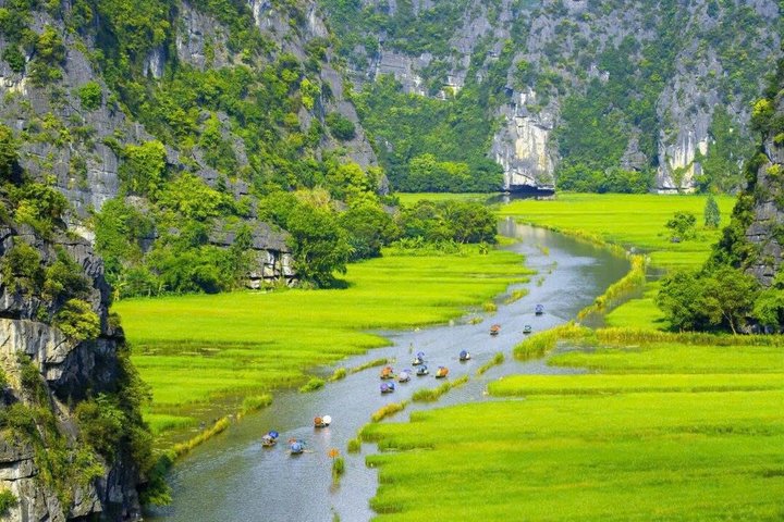 Luxury Private Tour from Hanoi to Mua Caves, Tam Coc & Hoa Lu