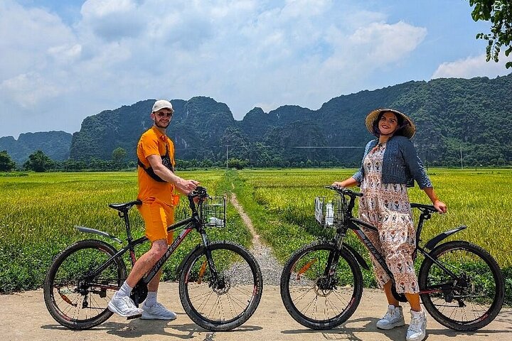 Luxury Private Tour from Hanoi to Mua Caves, Tam Coc & Hoa Lu