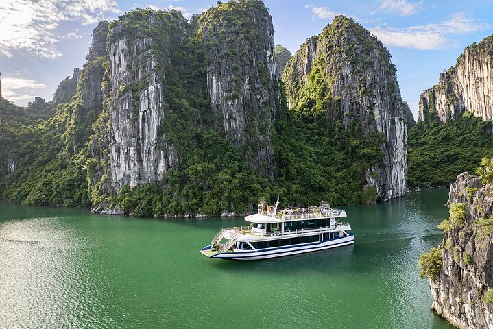 New 5-Star Sea Lion Cruise to Halong Bay from Hanoi with Buffet