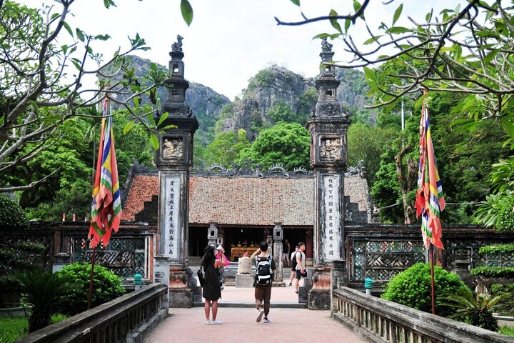 Ninh Binh Luxury Day Tour visit Hoa Lu and Trang An from HANOI