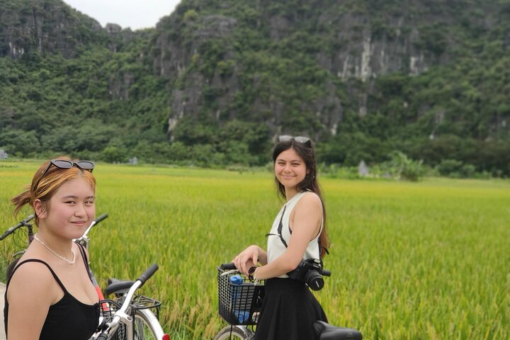 Ninh Binh Excursion Luxury Day Trip Group of 09 By Limousine