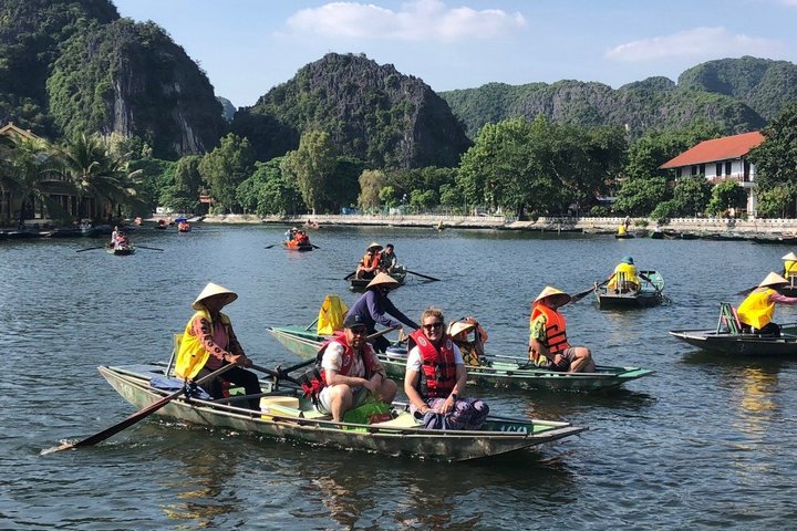 Ninh Binh Full Day Tour Group 09 (Mua Cave - Tam Coc - Hoa Lu)