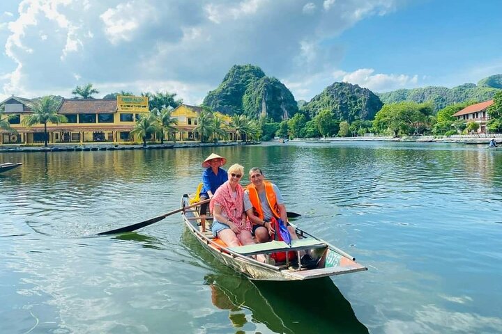 Ninh Binh Full Day Tour visit Hoa Lu & Tam Coc with Boat & Bike
