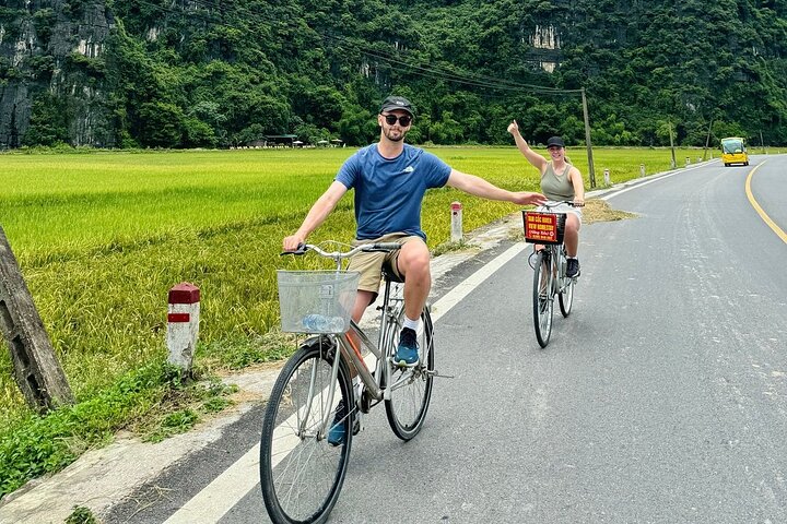 Ninh Binh Highlights: Deluxe Tour to Hoa Lu, Trang An, Mua Caves