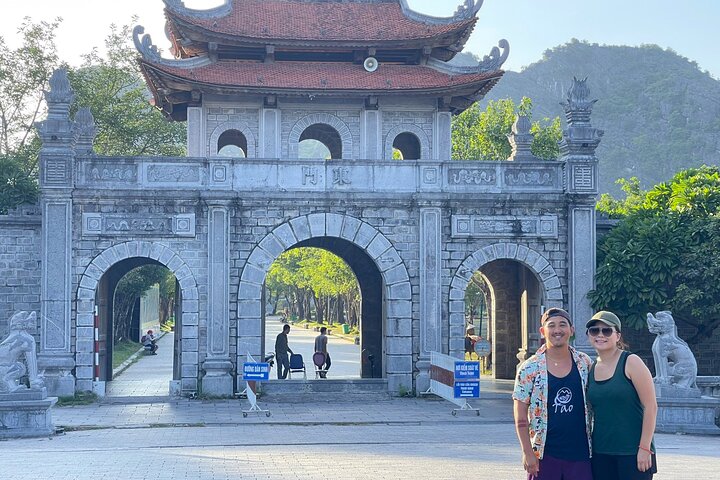 Ninh Binh Highlights: Deluxe Tour to Hoa Lu, Trang An, Mua Caves