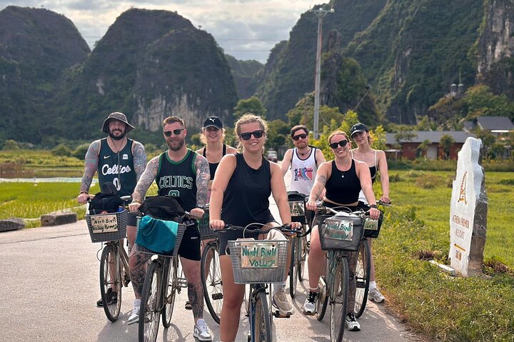 Ninh Binh Highlights: Deluxe Tour to Hoa Lu, Trang An, Mua Caves