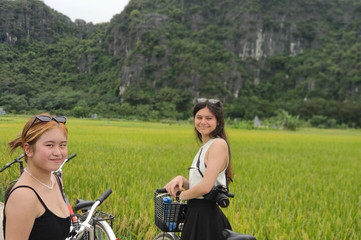 Ninh Binh Luxury Day Tour: MUA CAVE - TRANG AN – HOA LU - CYLING