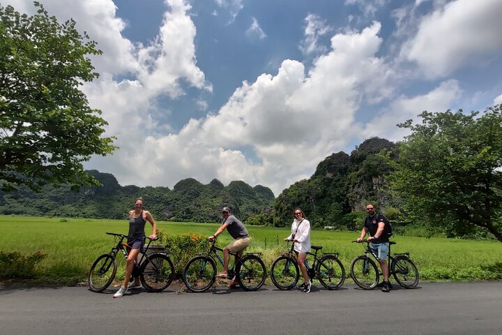 Ninh Binh Small Group of 9 Guided Tour to Mua Cave Tam Coc Hoa Lu
