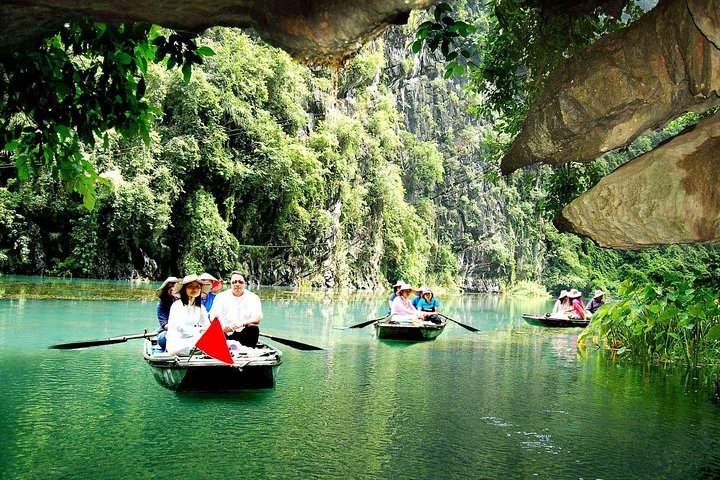 sailing to Perfume pagoda