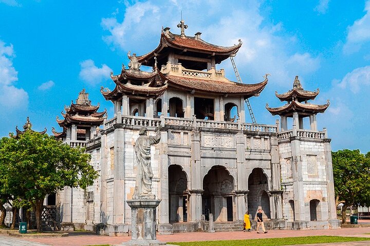 Phat Diem Catheral and Tam Coc Private Day Tour from Hanoi
