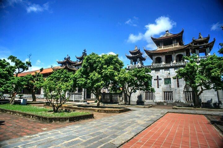 Phat Diem Catheral and Tam Coc Private Day Tour from Hanoi