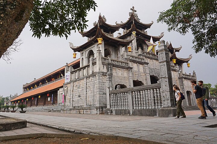 Phat Diem Catheral and Tam Coc Private Day Tour from Hanoi