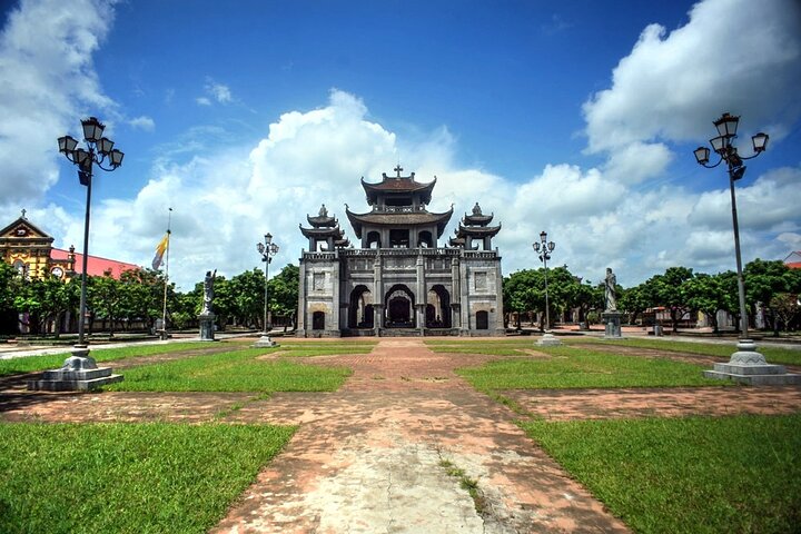 Phat Diem Catheral and Tam Coc Private Day Tour from Hanoi
