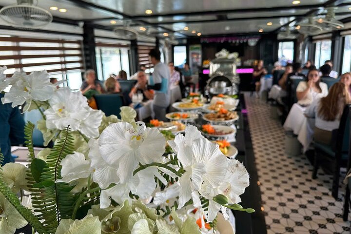 PREMIUM Day Cruise in Halong Bay: Buffet Lunch and Sunset Party