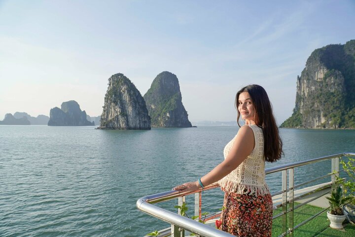 PREMIUM Day Cruise in Halong Bay: Buffet Lunch and Sunset Party