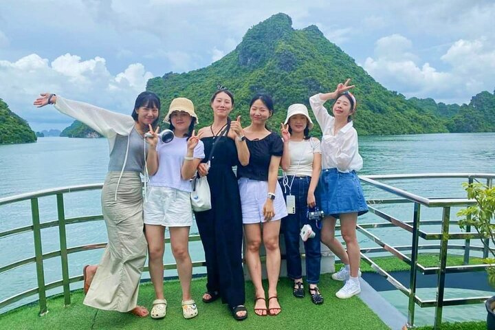 PREMIUM Day Cruise in Halong Bay: Buffet Lunch and Sunset Party