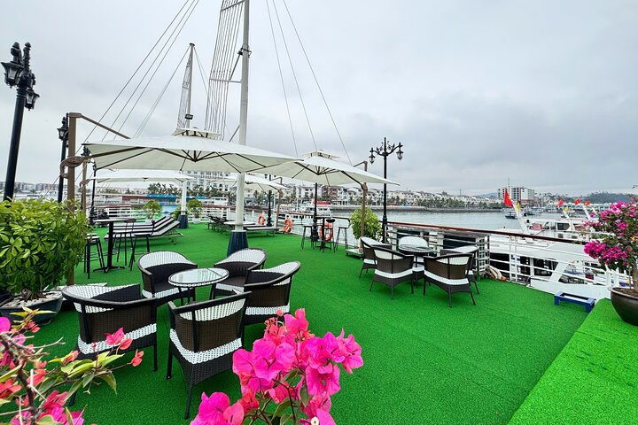 Premium Halong Bay Day Trip by 5-Star Cruise – Depart from Harbor
